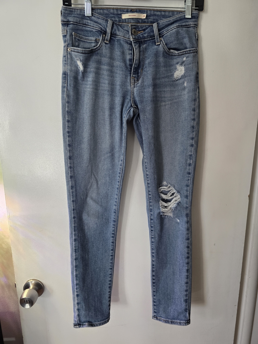 Levi’s 711 Skinny Jeans Womens Size 26 Light Wash Distressed Denim Stretch